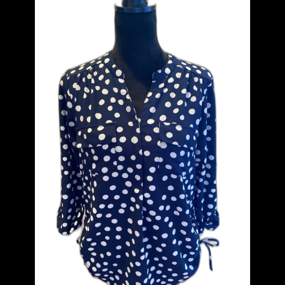 Roz & Ali Blouse Size Medium Navy White Polka Dot Top Ruching Sides Flowy - Picture 2 of 11